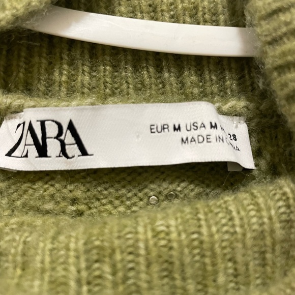 ZARA Knit Pea Green Pearl Turtleneck Crop Sweater, Size Medium - Picture 8 of 9